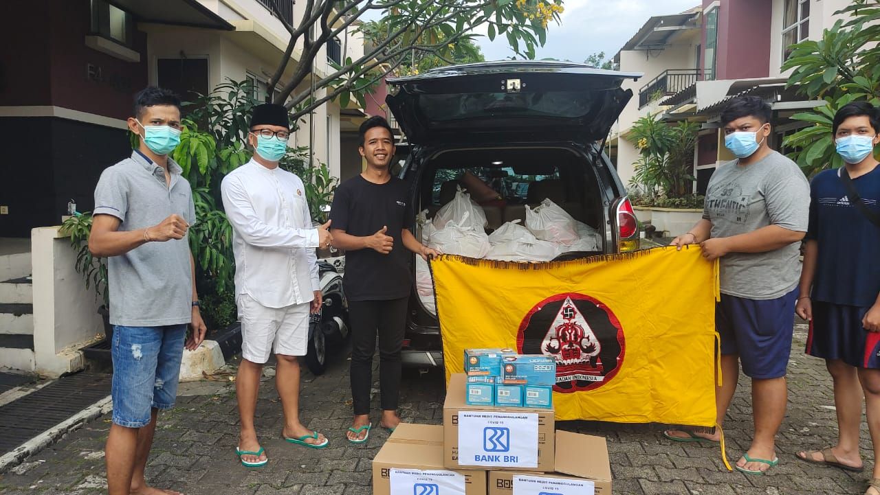 podiumnews.com-DPN Peradah Berbagi 500 Sembako untuk Guru Pasraman